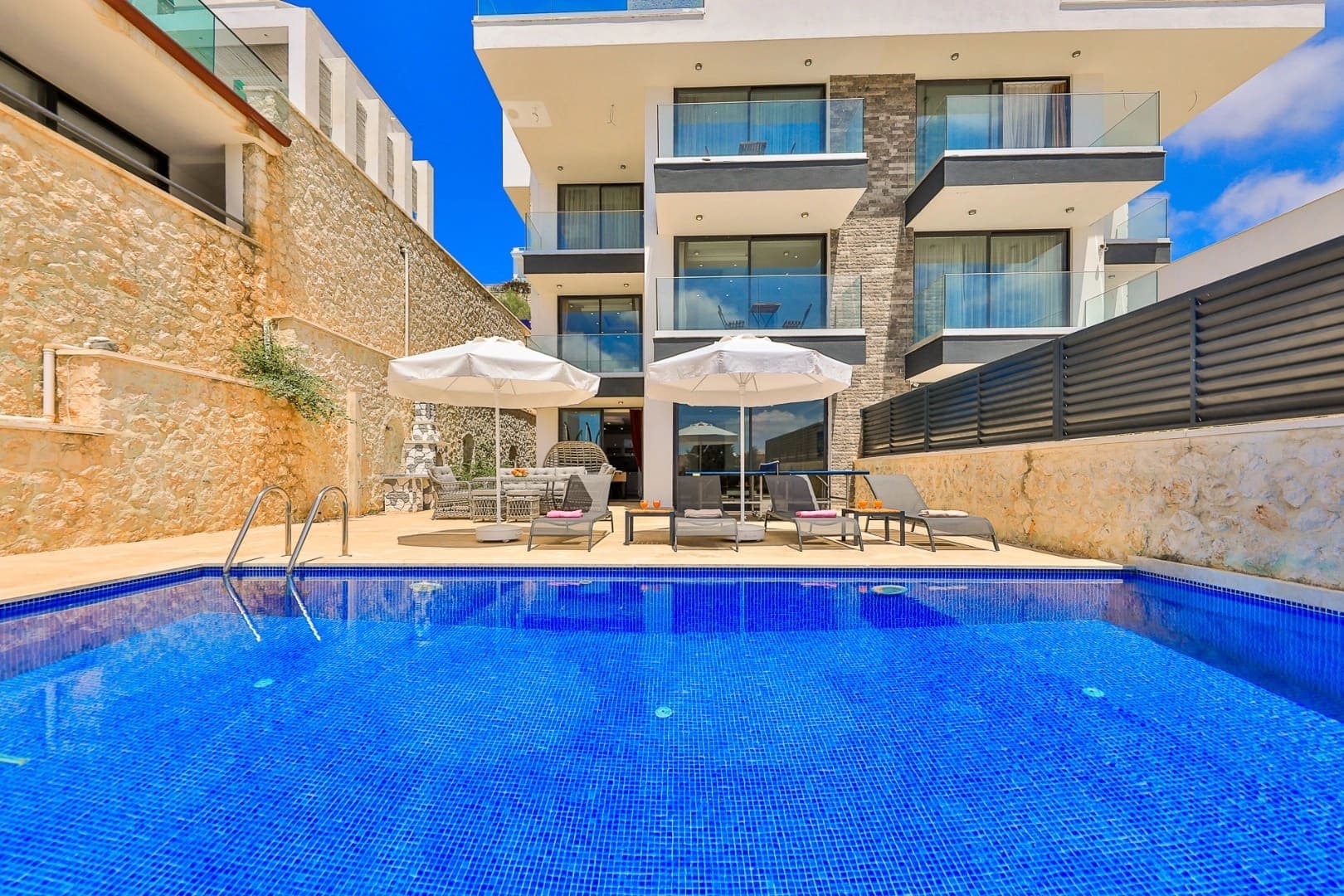 Suit Aşk, Kalkan — 2. fotoğraf
