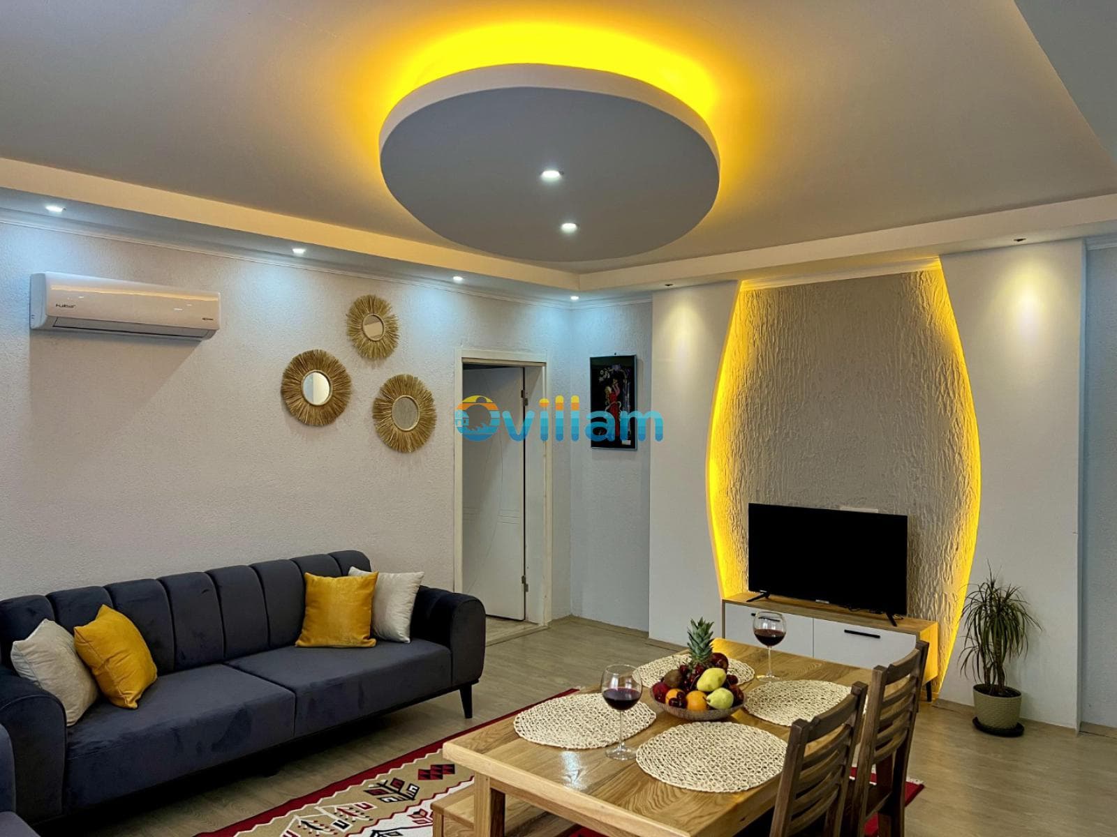 Gri koltuklu ve yemek masalı aydınlatmalı oturma odası