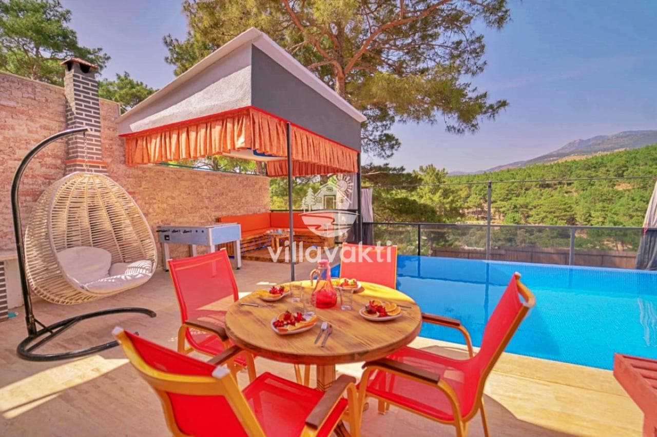 Havuz kenarında yemek masası, salıncak ve çardak.