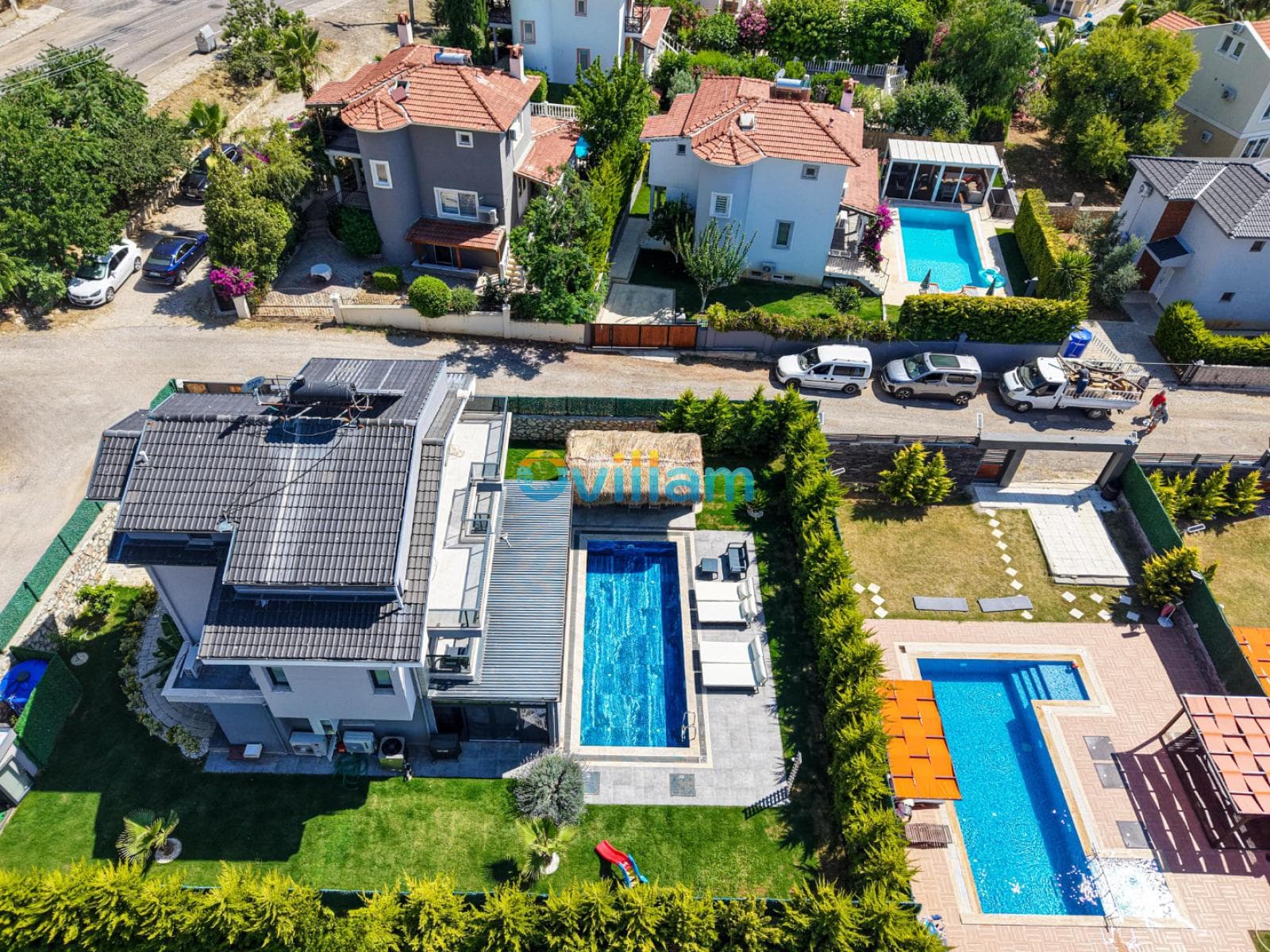 Bahçesinde özel havuzu bulunan villanın kuş bakışı görünümü.