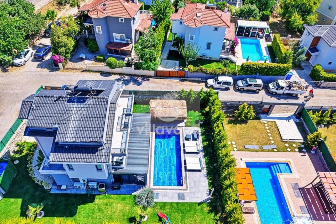 Bahçesinde özel havuzu bulunan villanın kuş bakışı görünümü.