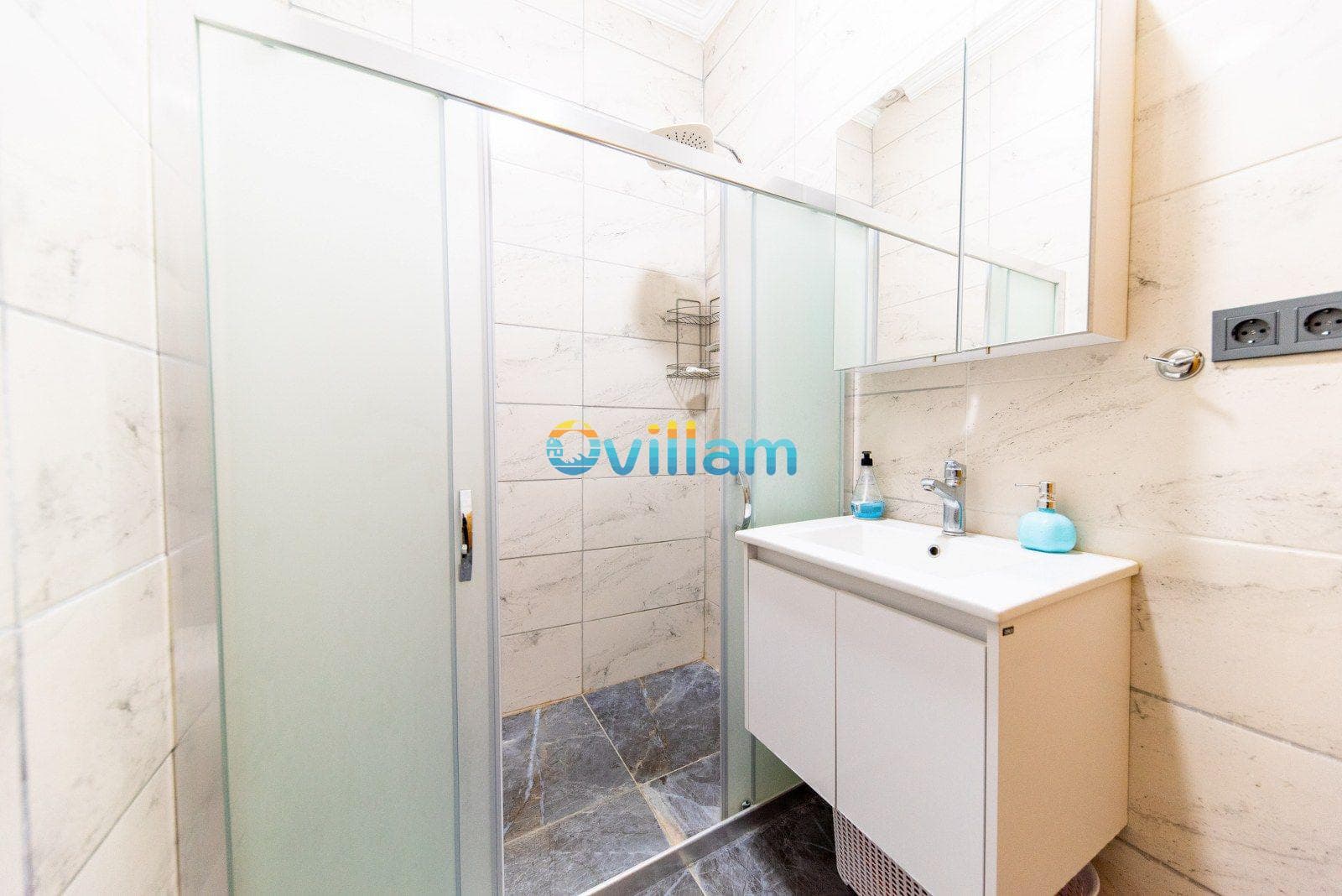 Beyaz banyo dolabı, aynalı üst modül ve cam bölmeli duş kabini.