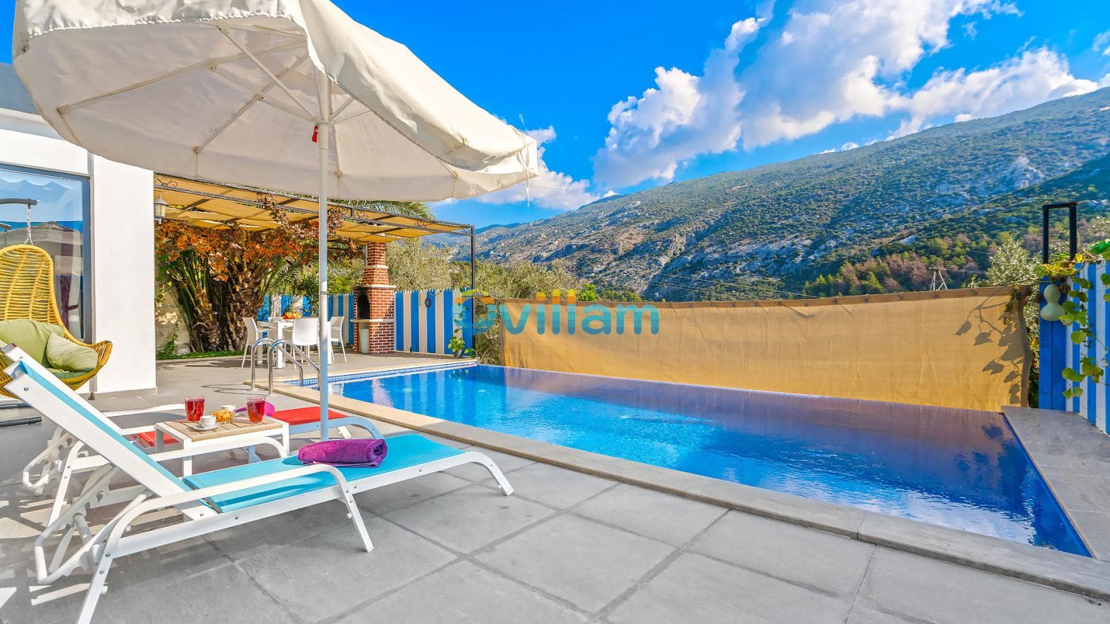 Dağ manzaralı terasta özel yüzme havuzu, şezlonglar, güneş şemsiyesi ve barbekü alanı.