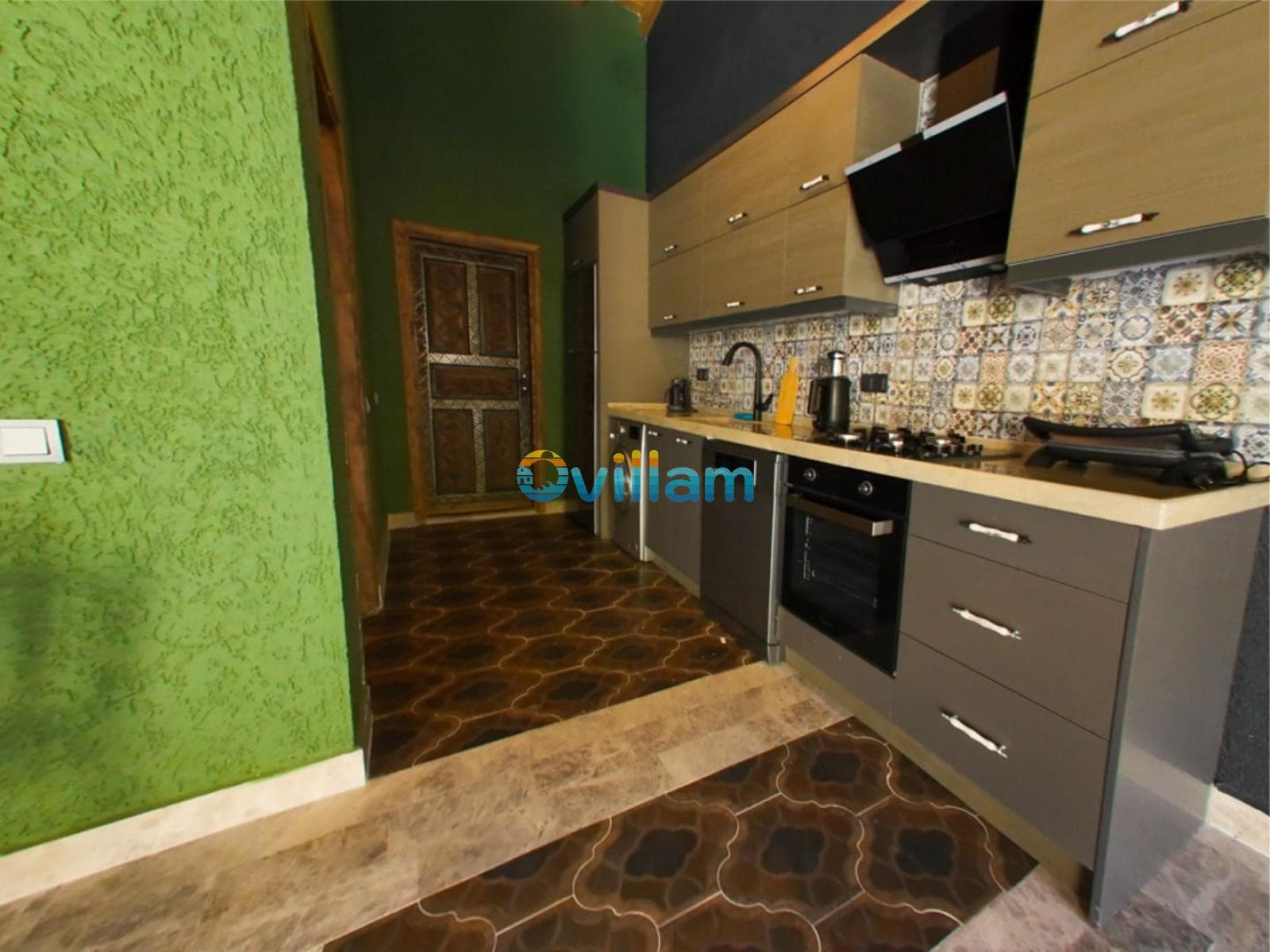 Ankastre fırınlı, gri ve ahşap dolaplı, desenli fayanslı modern mutfak.