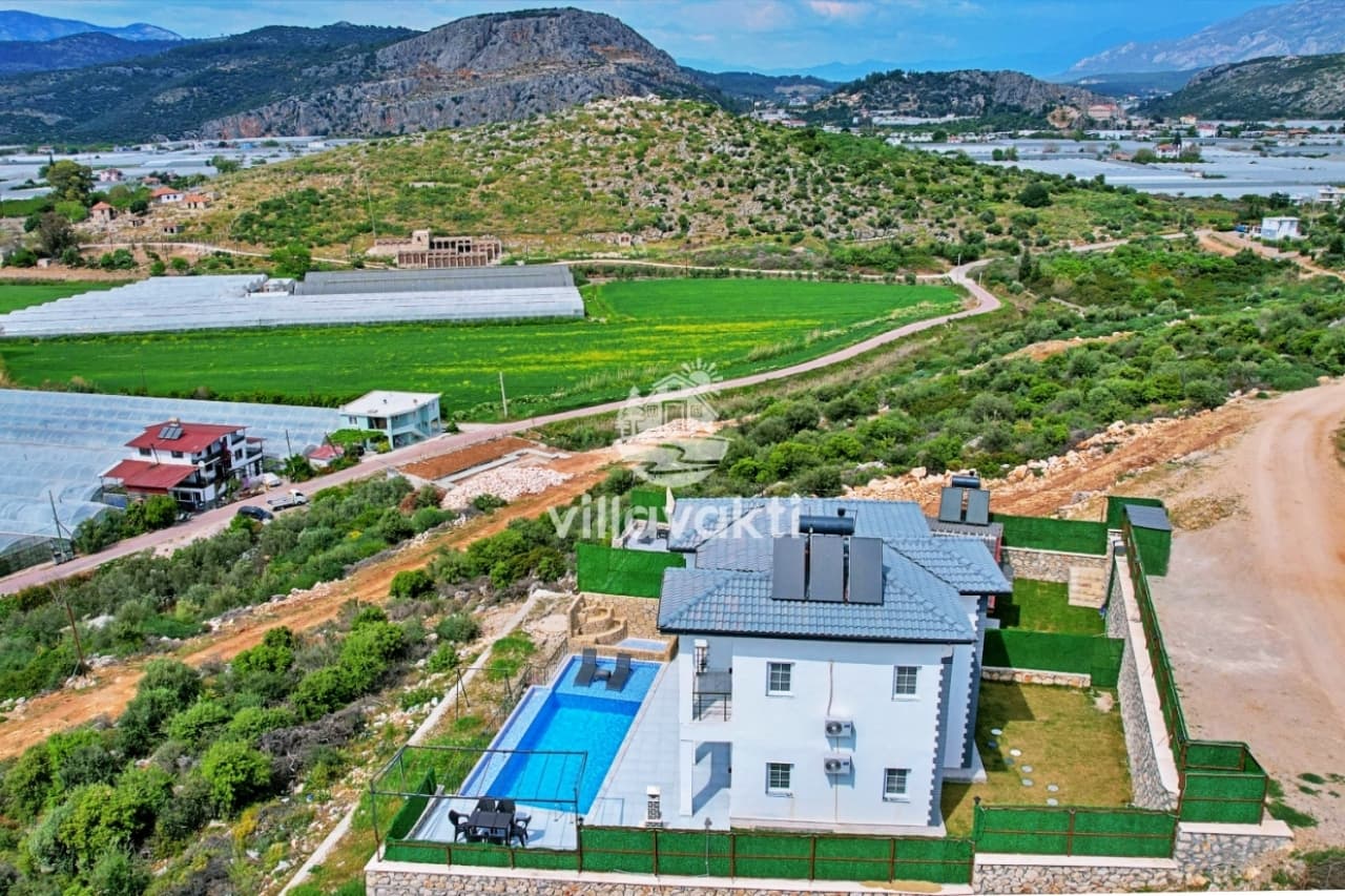 Geniş arazi ve dağ manzarasına sahip, havuzlu iki katlı müstakil villa.