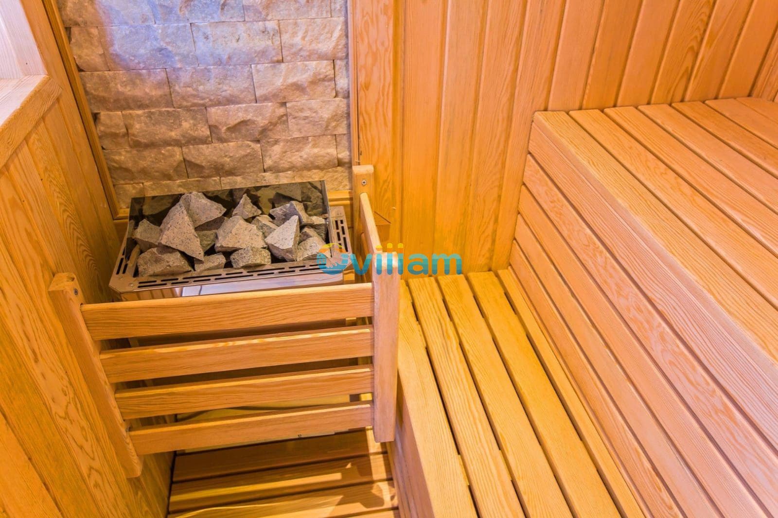 Ahşap duvarlı ve oturma alanlı sauna içi