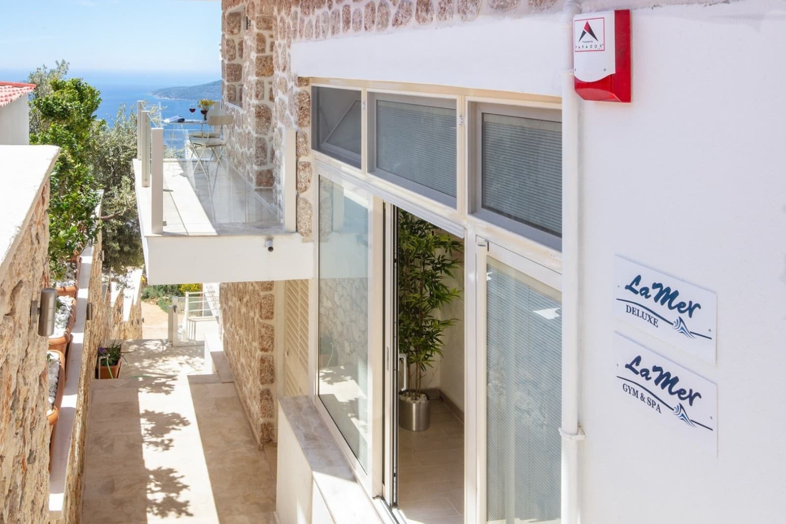 Taş kaplama dış duvarlı ve LaMer tabelalı villa girişi.