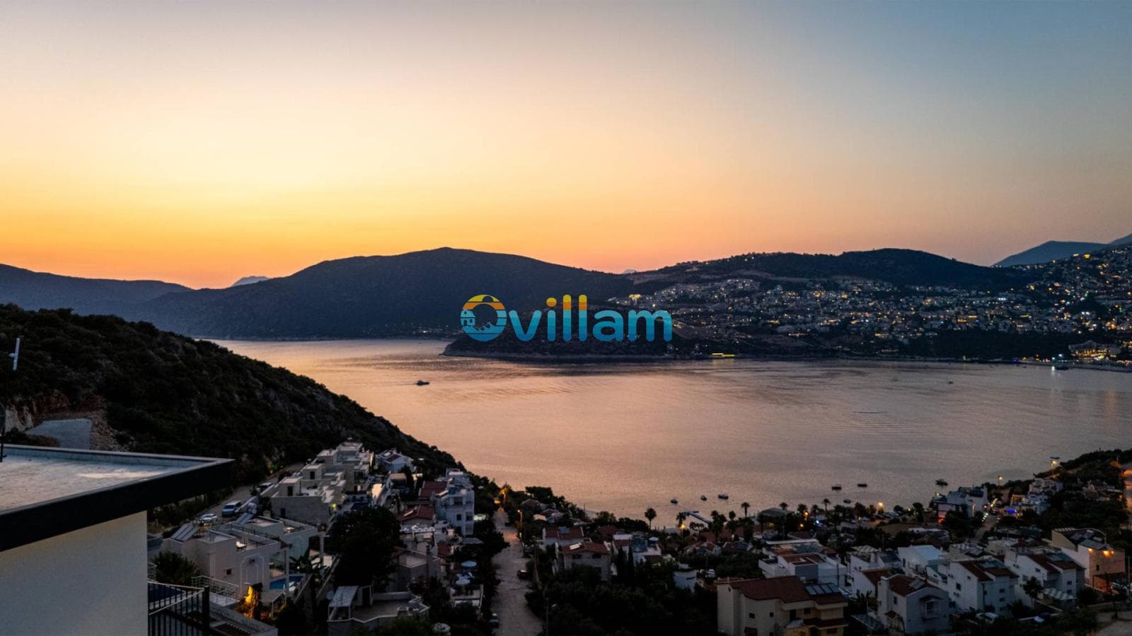Akşam üstü deniz ve sahil kasabası manzarası.