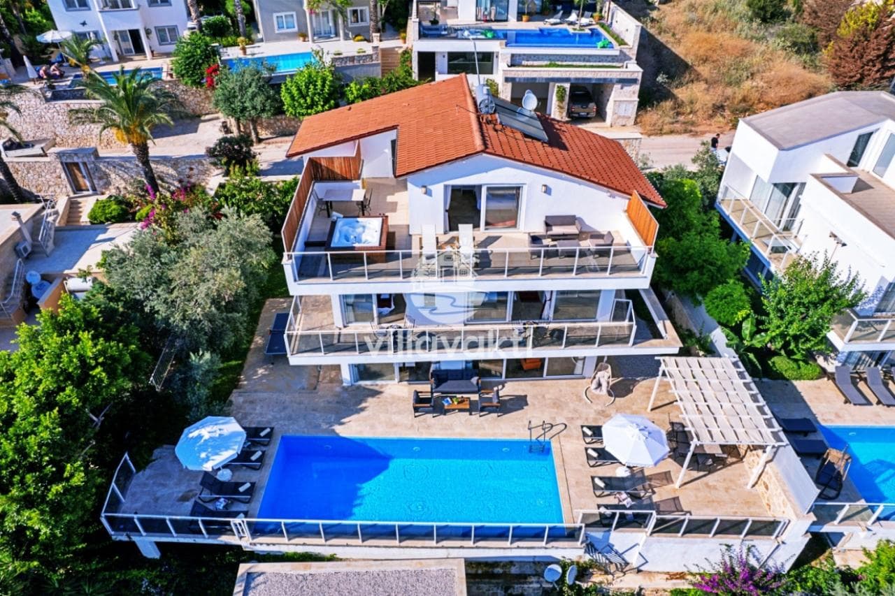 Villa Luna 3'ün havuzlu ve teraslı dış cepheden havadan görünümü.