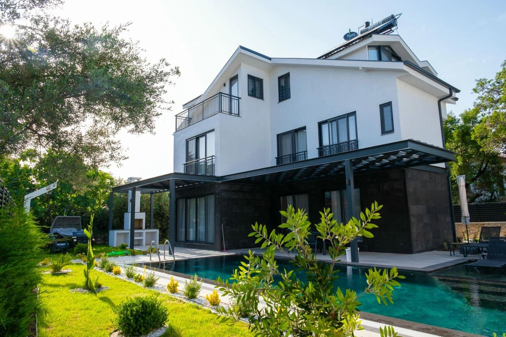 Villa Luna Vista 1'in havuzlu ve bahçeli dış cephesi.