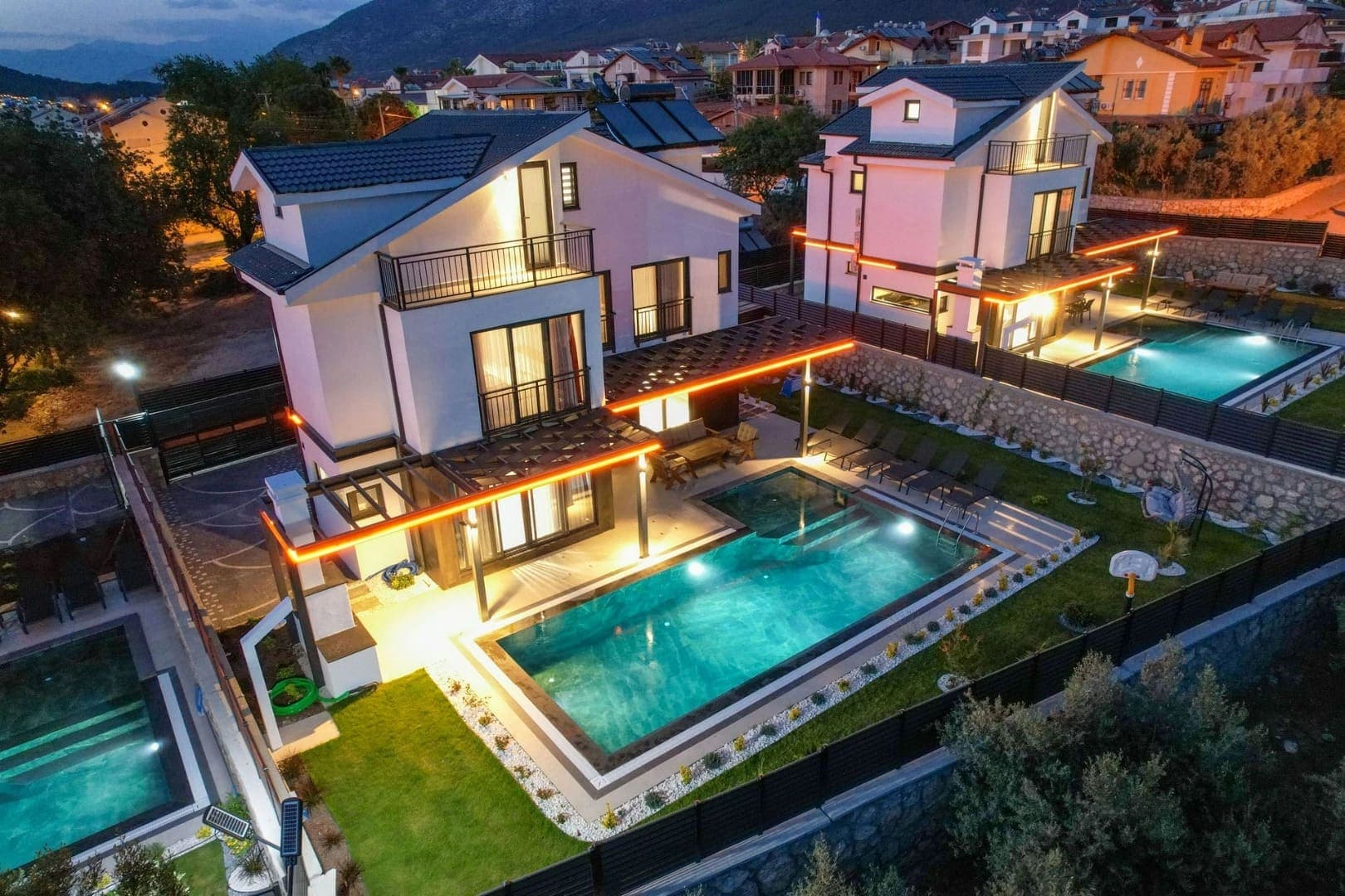 Villa Luna Vista 2'nin akşam aydınlatmalı havuzu ve dış cephesi.