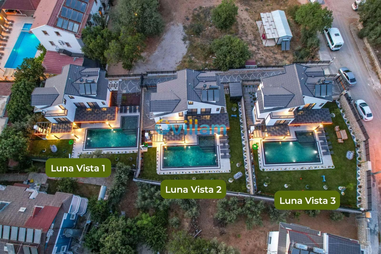 Luna Vista 1, 2 ve 3 villalarının havuzlu bahçelerini gösteren havadan görünüm.