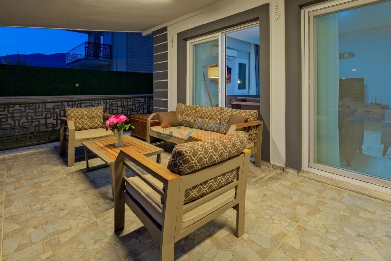 Akşamüzeri aydınlatmalı, minderli oturma grubu bulunan balkon