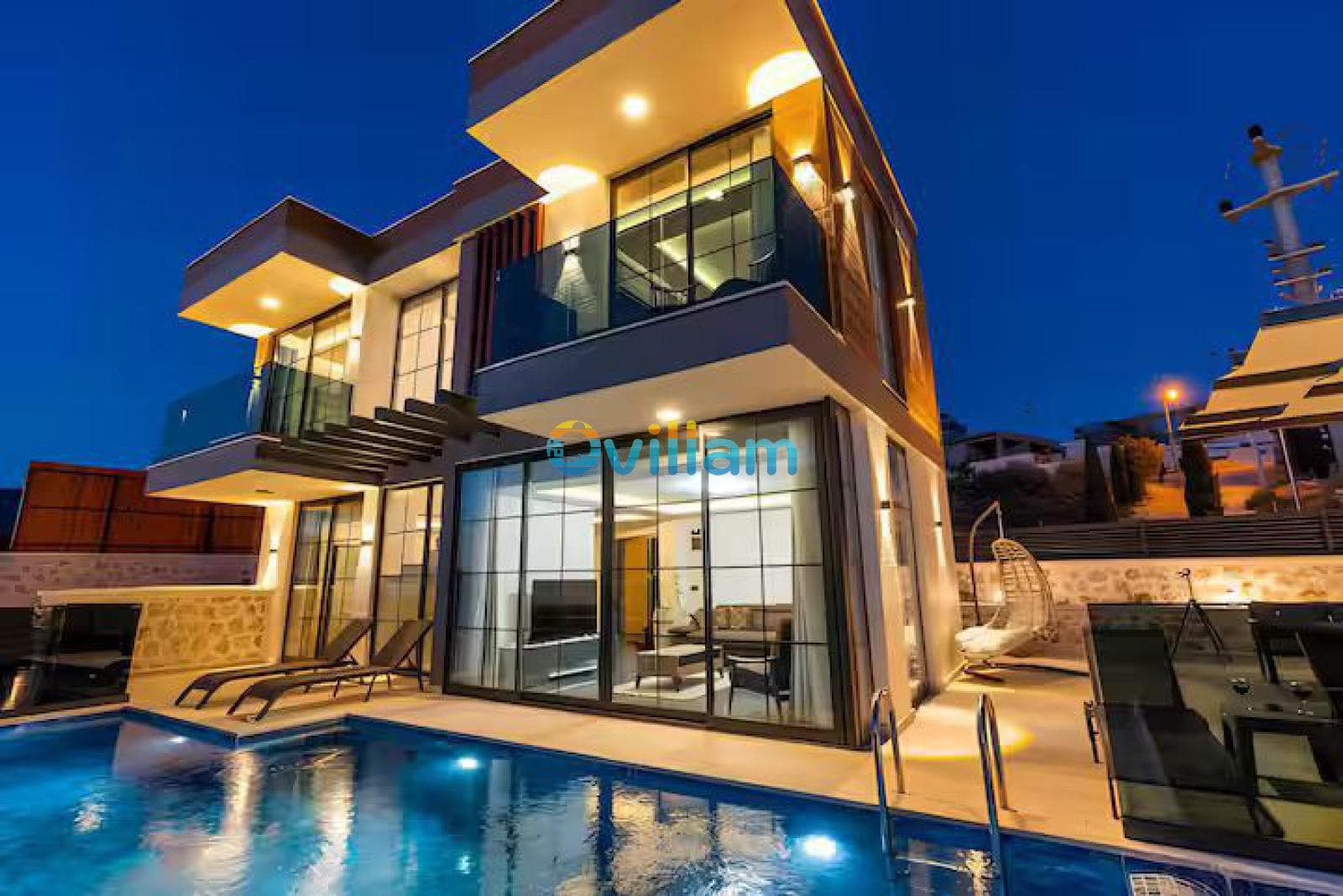 Havuzlu ve balkonlu modern villanın dış cephesi gece görünümü