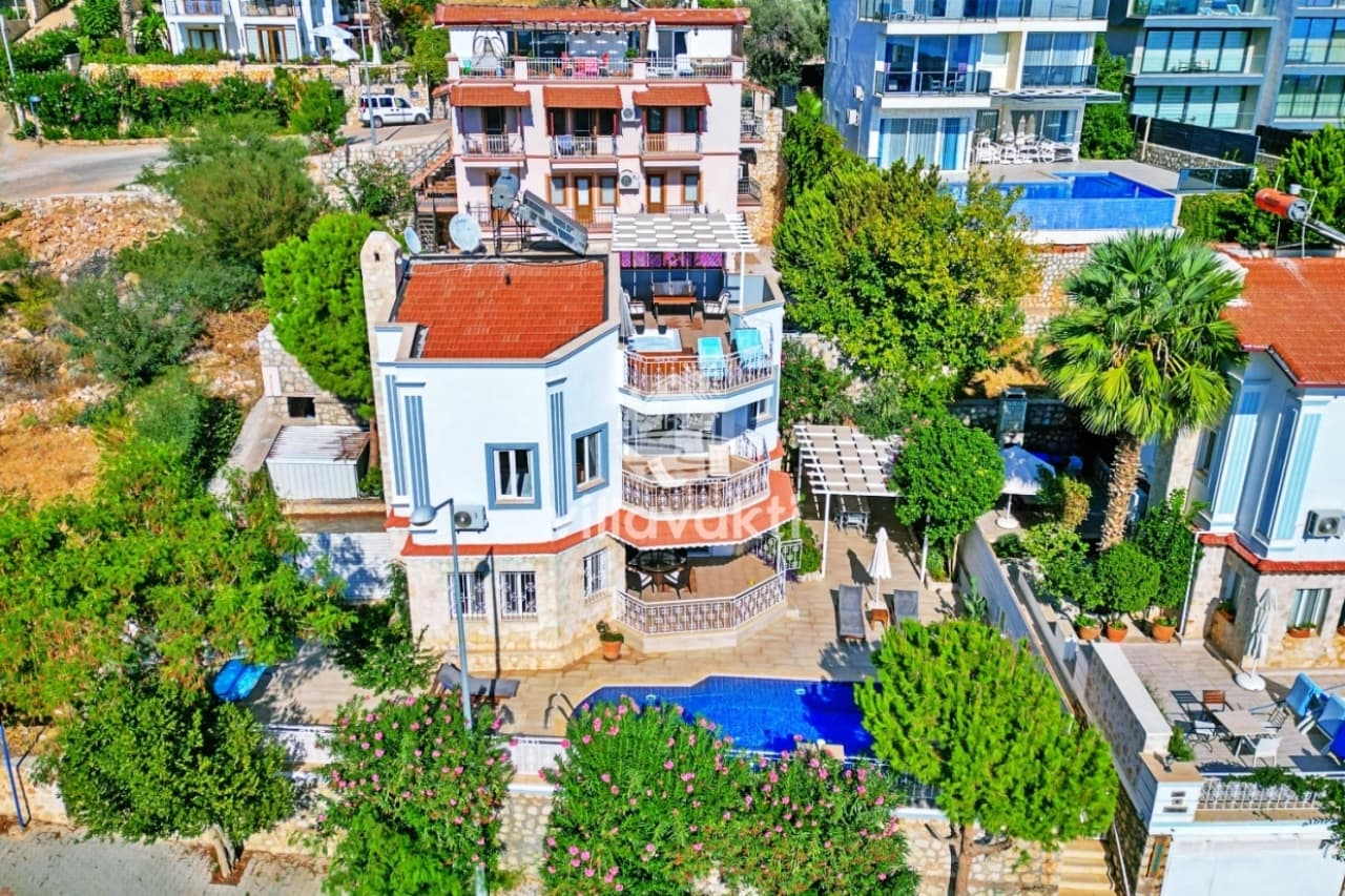 Havuzlu ve teraslı villanın havadan görünümü.