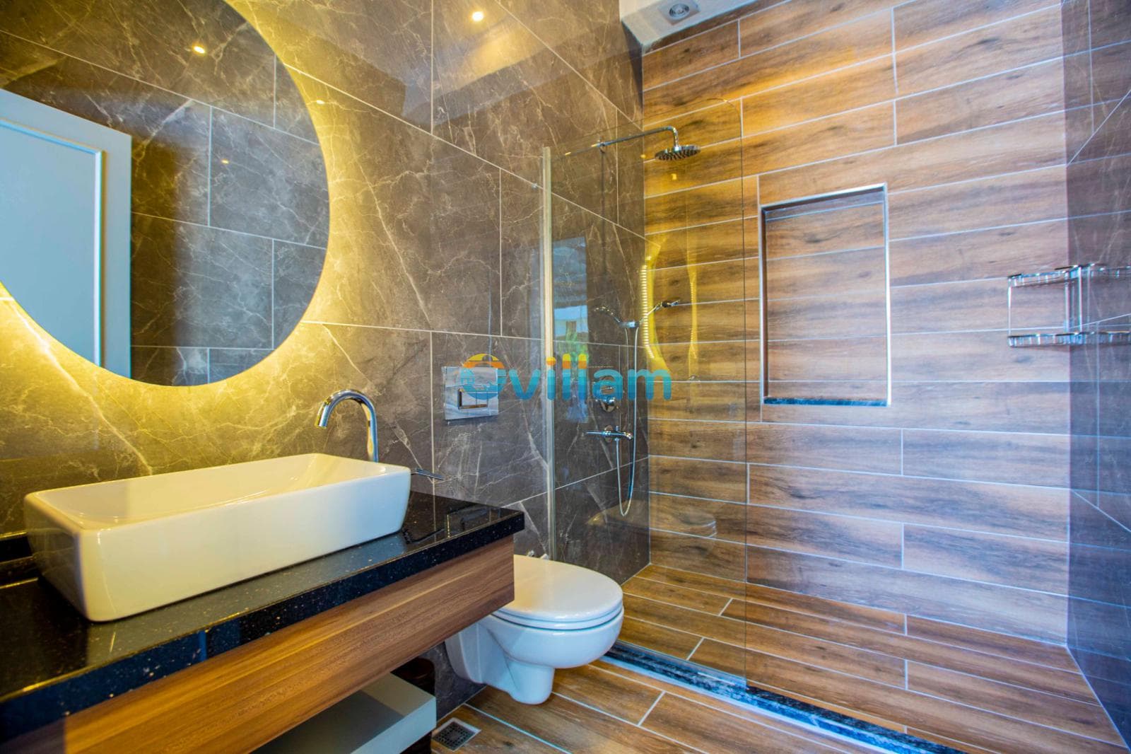 Ahşap görünümlü seramik duvarlı duşakabin ve mermer lavabolu modern banyo.
