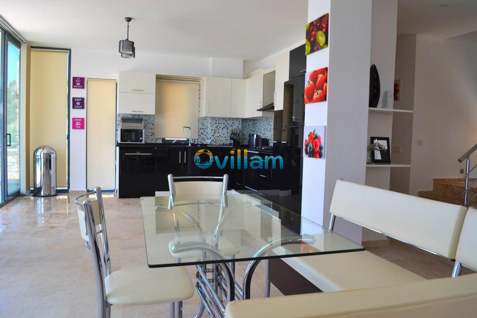 Siyah beyaz mutfak ve cam yemek masası olan iç mekân