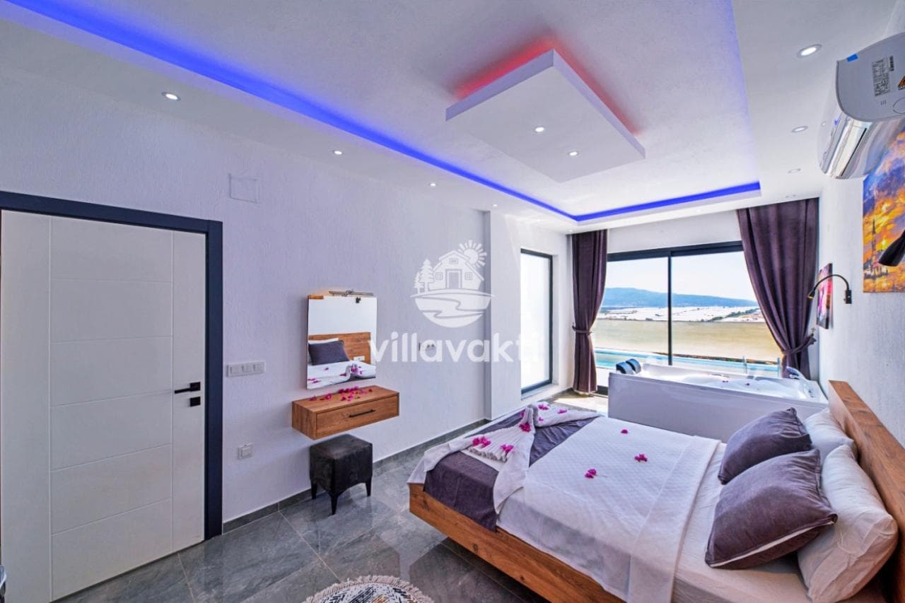 Pencere kenarında jakuzi bulunan, çift kişilik yataklı modern yatak odası.