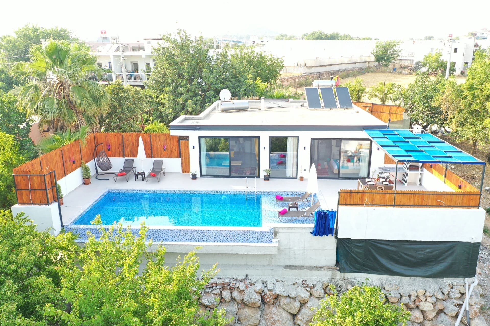Bahçe içerisinde havuzu bulunan tek katlı müstakil villa.
