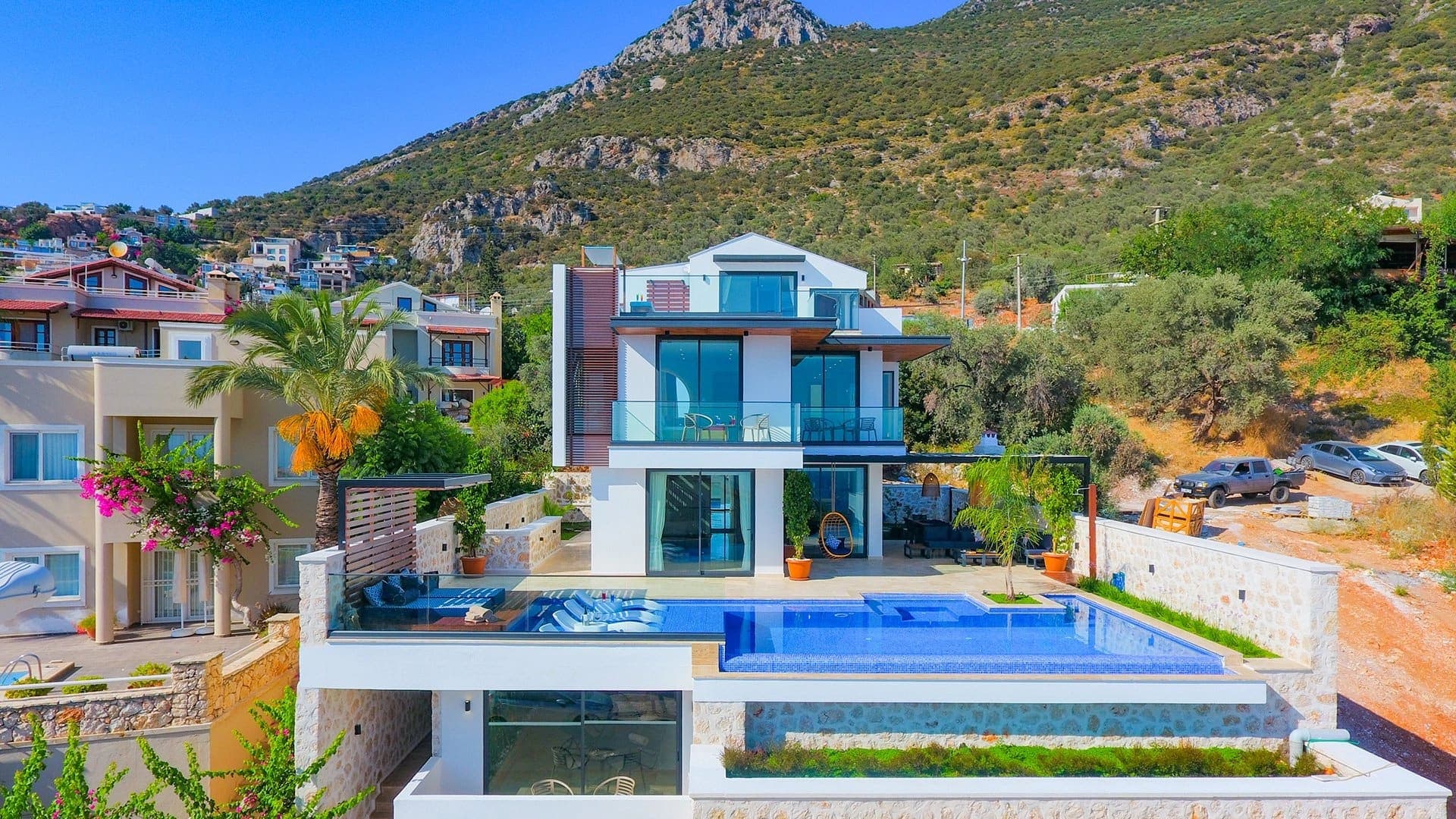 Dağ eteklerinde yer alan havuzlu ve teraslı modern villa.