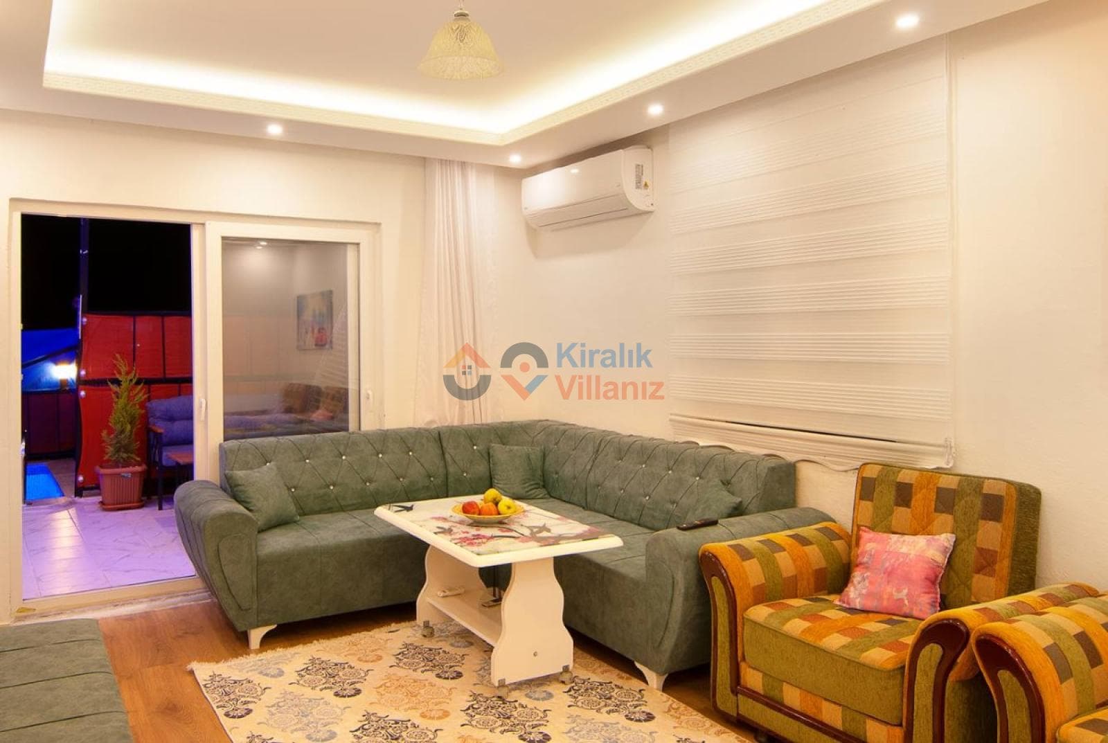 Açık renkli oturma grubuna sahip salon.
