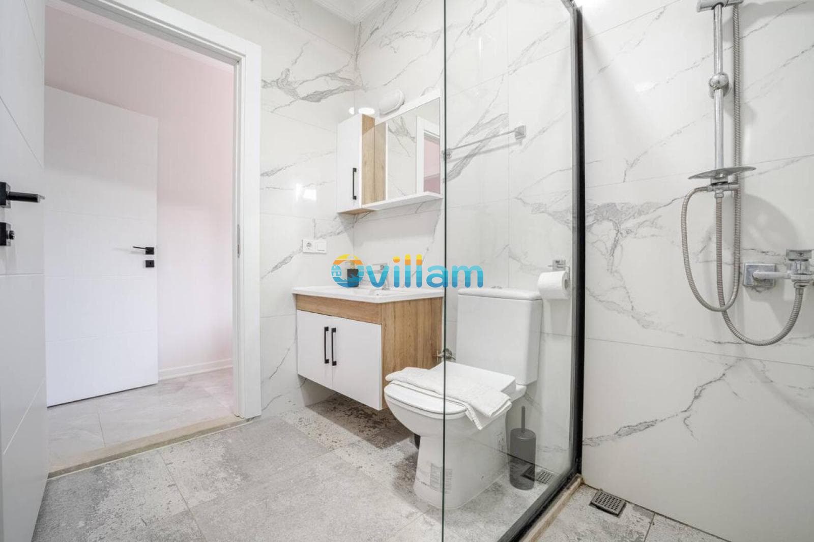 Mermer detaylı duşakabinli banyo