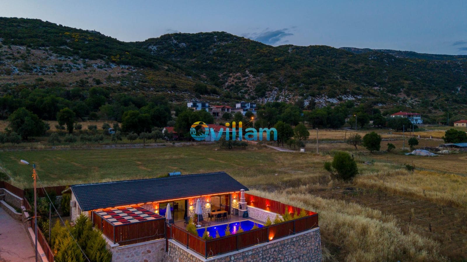 Dağ manzaralı doğada bulunan müstakil villanın havuzlu bahçesi.