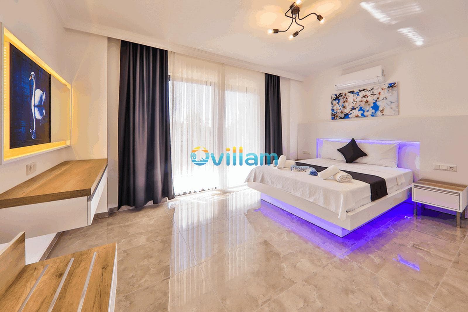 LED aydınlatmalı yatak ve ahşap detayların bulunduğu ferah yatak odası.