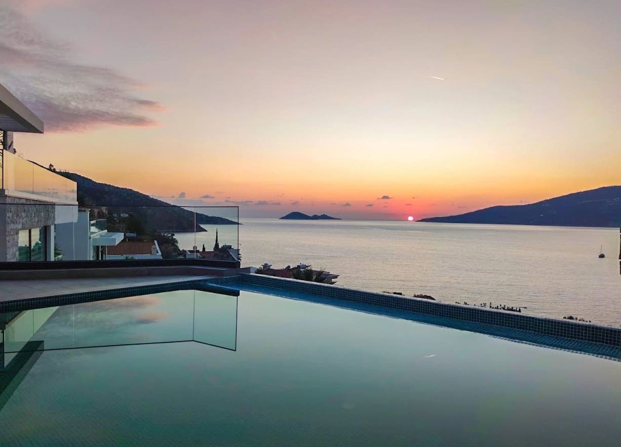 Sonsuzluk havuzundan görünen gün batımı ve deniz manzarası.
