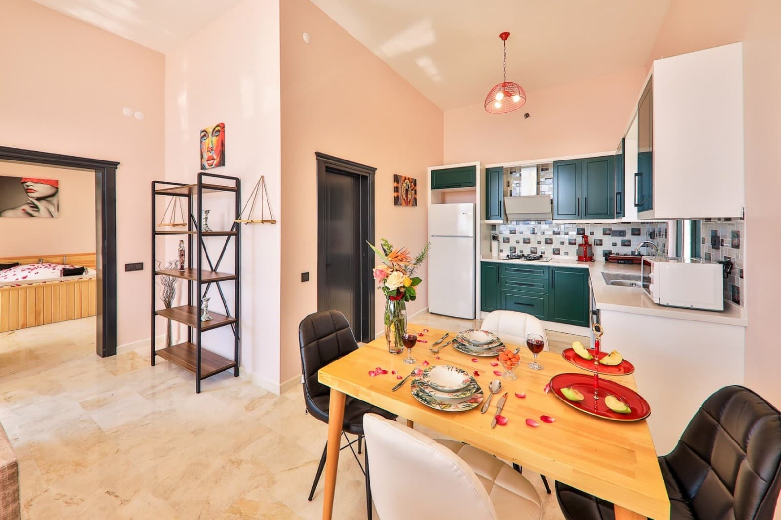 Pembe duvarlı mutfakta ahşap yemek masası