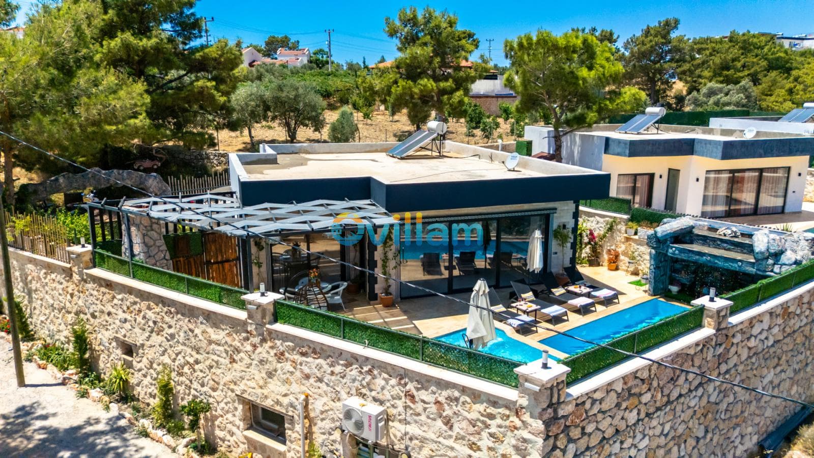 Taş duvarlı bahçede müstakil havuzlu villa