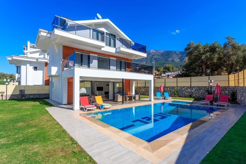 Havuzlu ve çim bahçeli iki katlı beyaz villa
