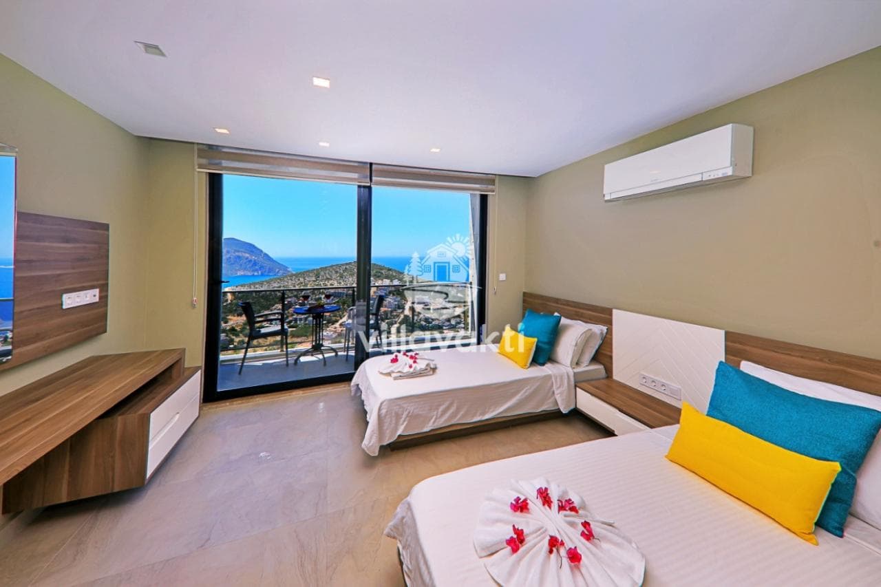 Deniz manzaralı balkona açılan pencereli iki yataklı otel odası