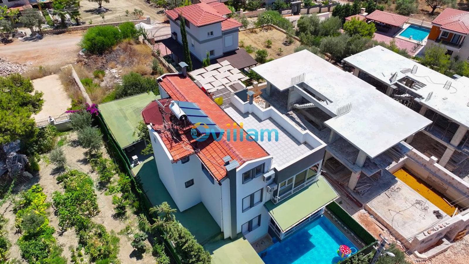 Havuzlu villanın üstten görünümü