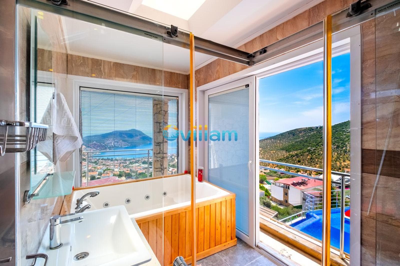 Deniz manzaralı ve jakuzili modern banyo iç mekan görünümü