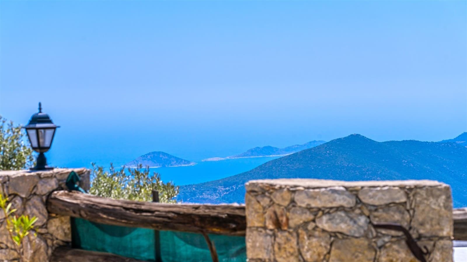 Açık mavi deniz ve uzaktaki adalar manzarası.