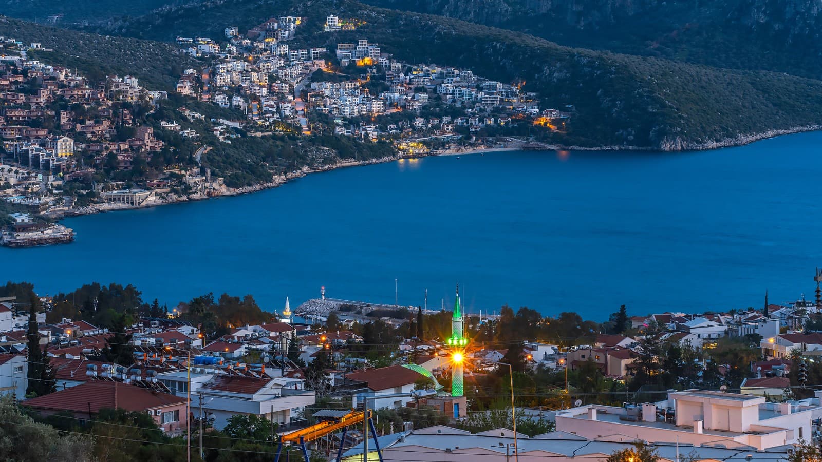 Akşam saatlerinde koy ve sahil kenarına kurulu yerleşim yerinin yukarıdan görünümü.