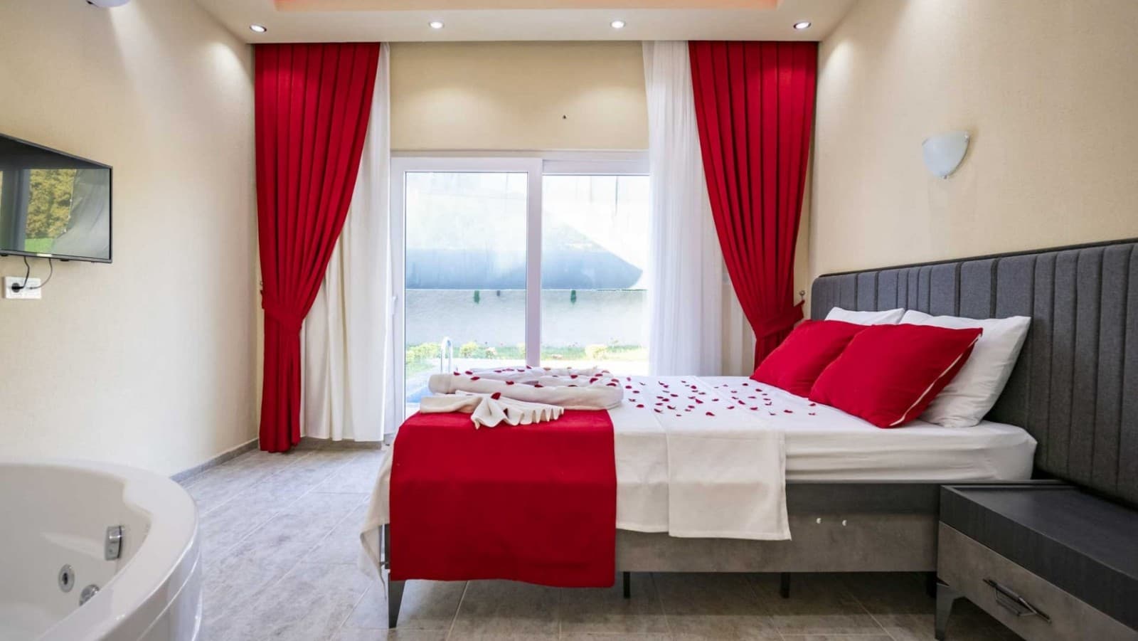 Villa Sulina, Çavdır Kalkan — dış cephe ve bahçe 7