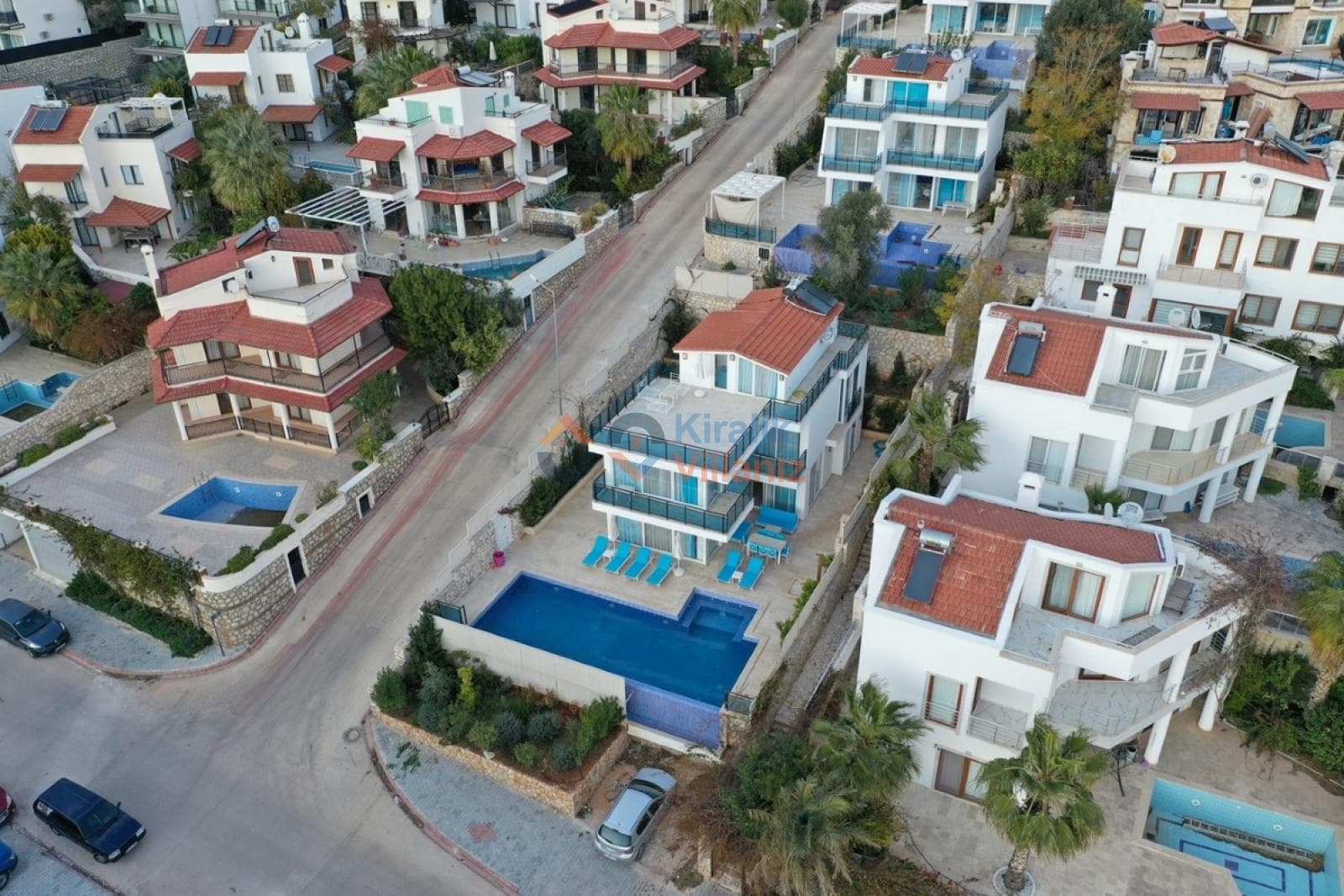 Havuzlu villaların bulunduğu yerleşim yerinin kuş bakışı görünümü.
