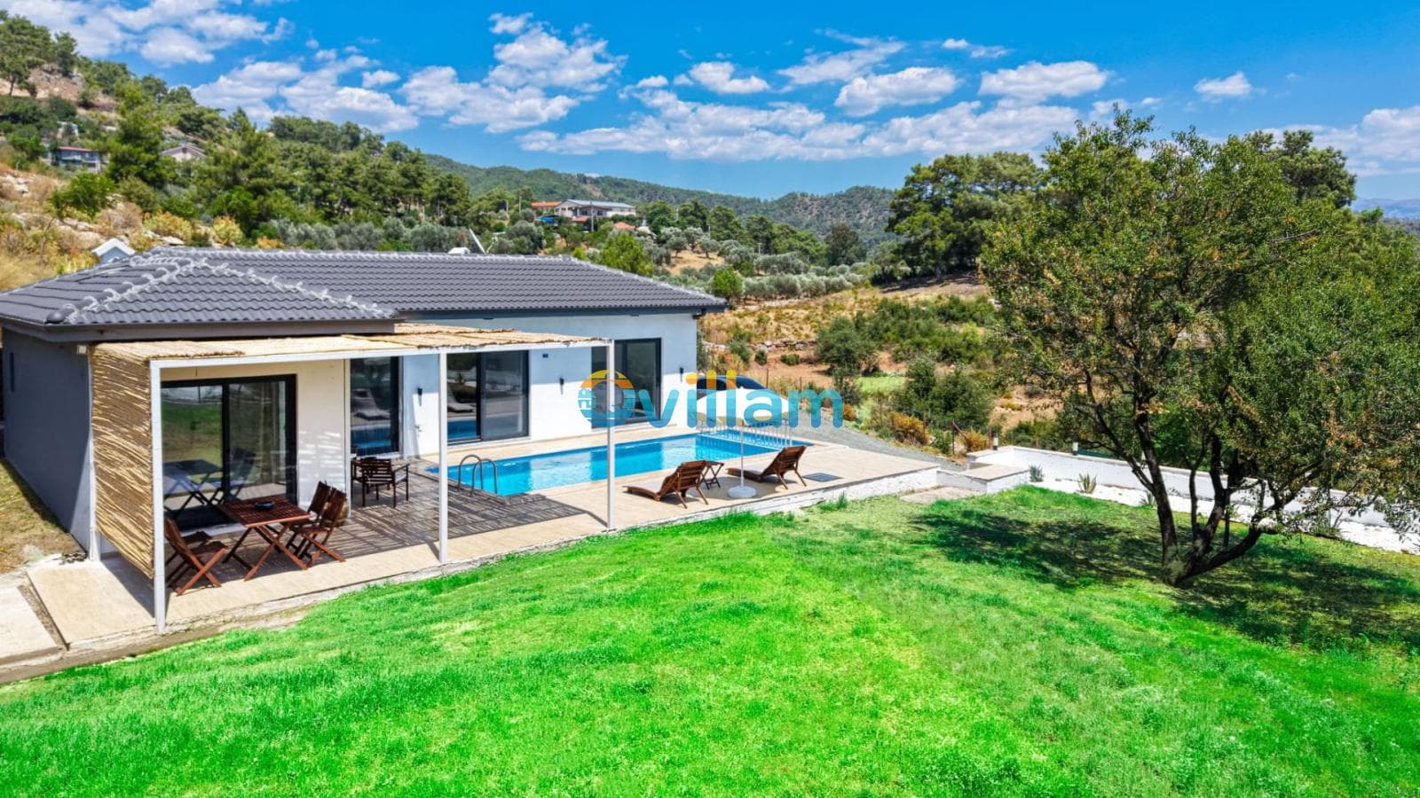 Yeşil çim bahçeli, açık yüzme havuzlu ve gölgelikli terasa sahip tek katlı modern müstakil villa.