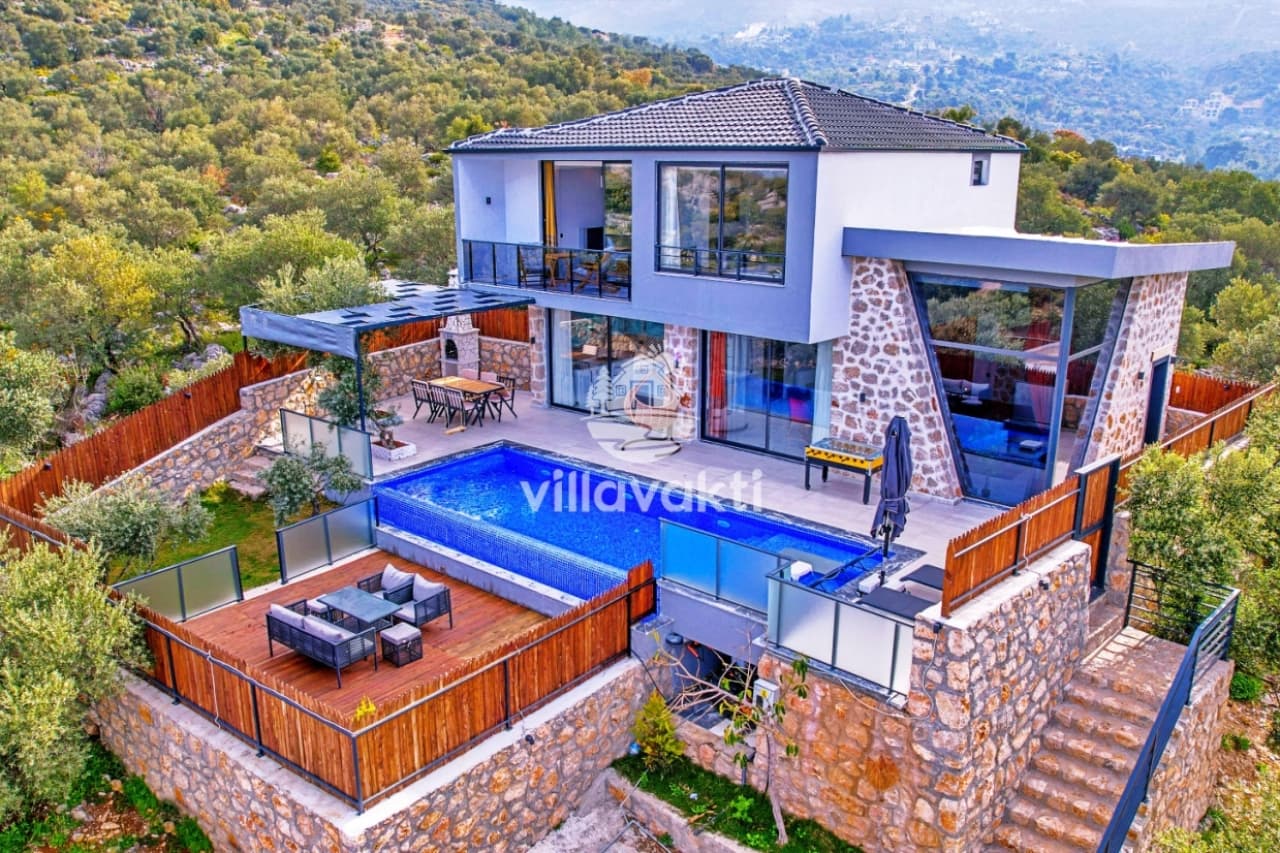 Doğa içinde havuzlu ve teraslı iki katlı modern dış cephe.