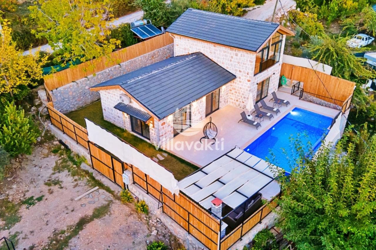 Havuzlu ve teraslı müstakil taş villa dış cephesi