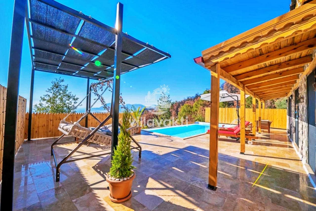 Ahşap pergolalı veranda, salıncak ve havuz