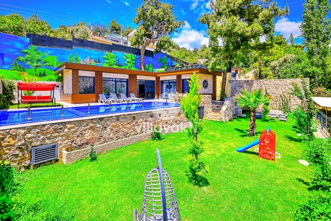 Özel havuzlu, çimenlik ve çocuk oyun alanına sahip villa bahçesi.