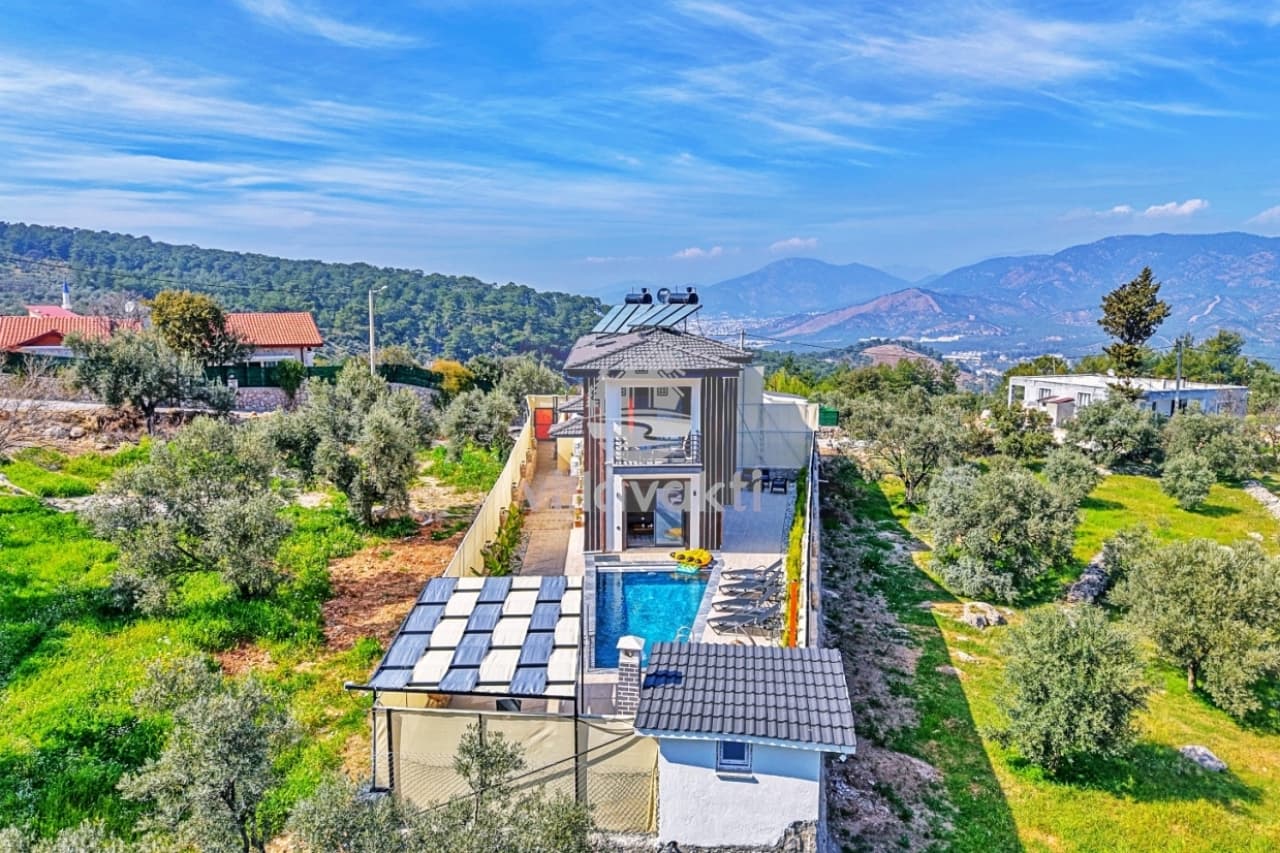 Zeytin ağaçları ve yeşil alanlar içinde yer alan, özel havuzlu ve manzaralı müstakil villa.